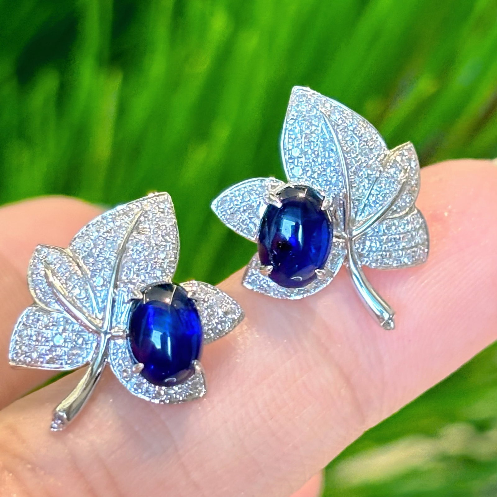 14k Gold 2.2 Ct Natural Sapphire & Diamond Earrings: Ref:230990319 // gold content:14k gold // main gemstone:sapphire // shape:oval // carat weight:2. 2ct // color:blue // treatment:natural // // adjacent gemstone 2 : diamond // shape:round // clarity g