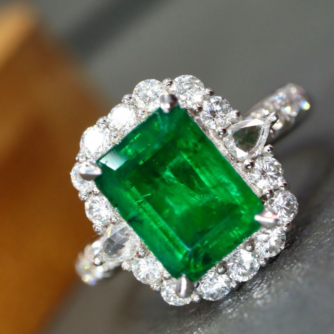 14k Gold 3.29 Ctw Vivid Green Natural Emerald & Diamond Ring: Ref:230990325 // gold content:14k gold // ring size:7. 25us // // main gemstone:emerald // shape:octagonal // carat weight:2. 64ct // color:vivid green // treatment:natural // // adjacent gemstone 2 :