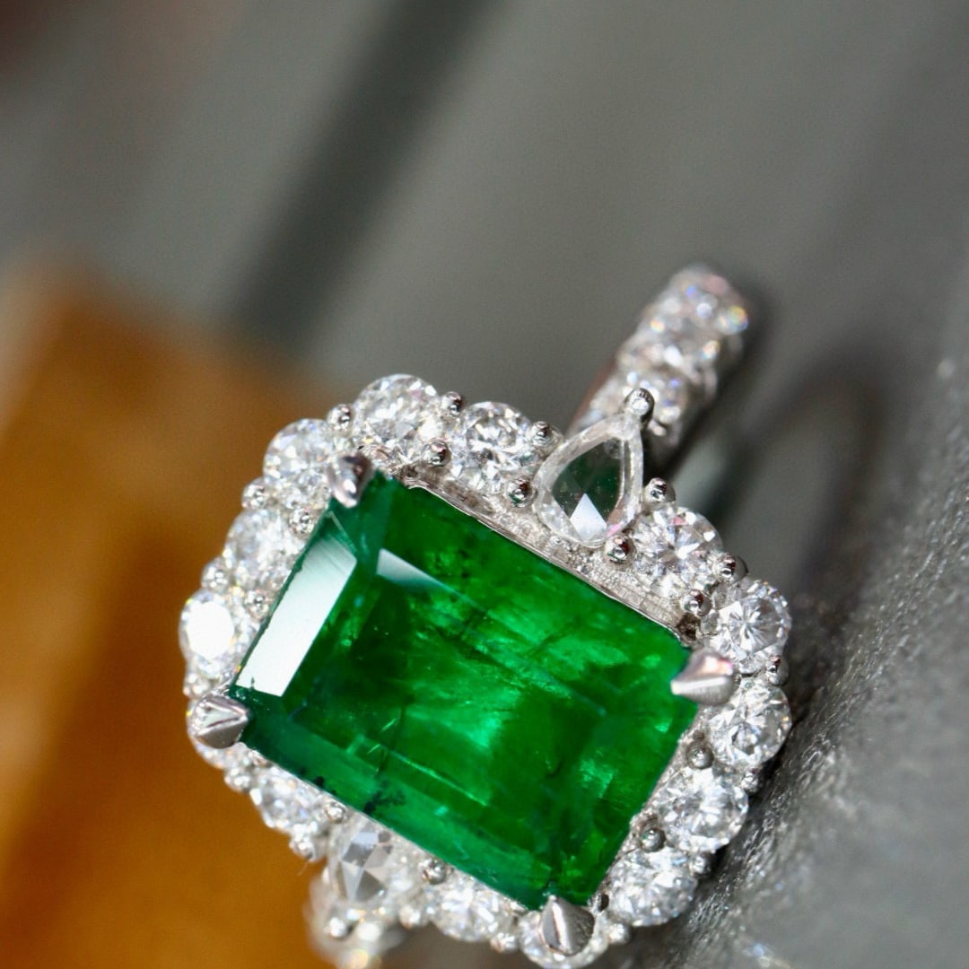 14k Gold 3.29 Ctw Vivid Green Natural Emerald & Diamond Ring - 2