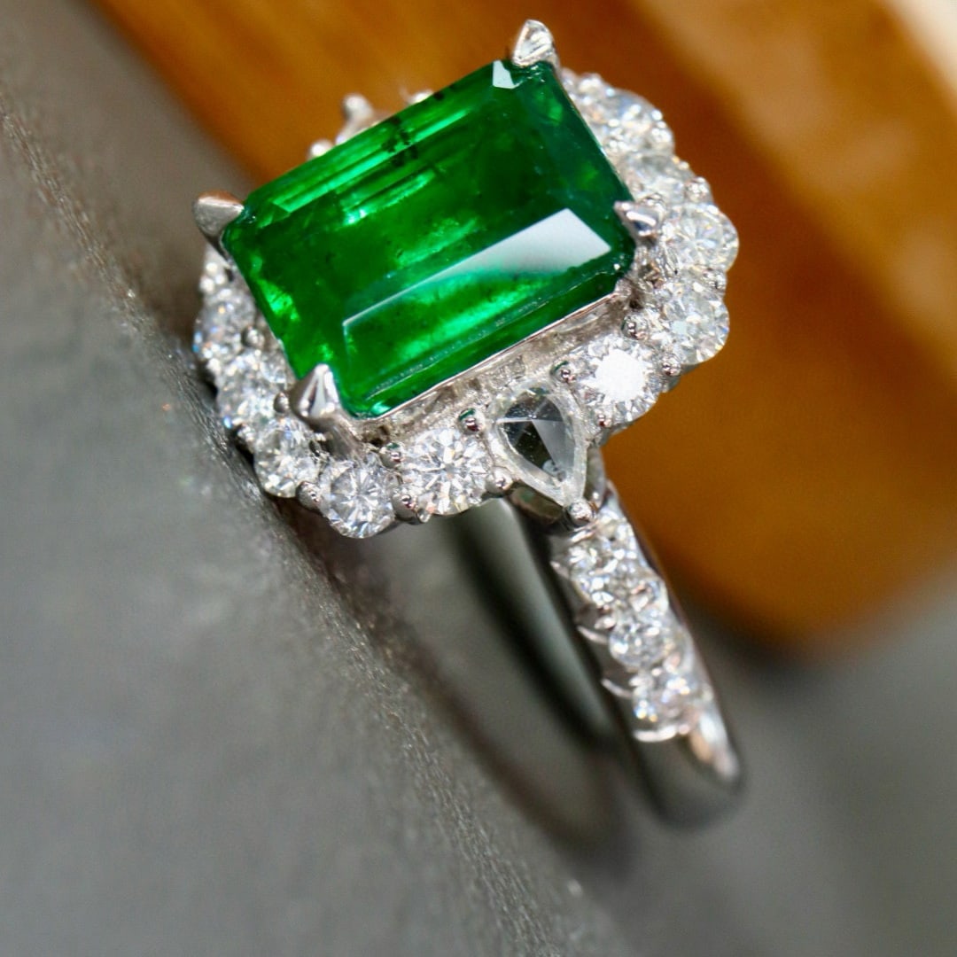 14k Gold 3.29 Ctw Vivid Green Natural Emerald & Diamond Ring - 4