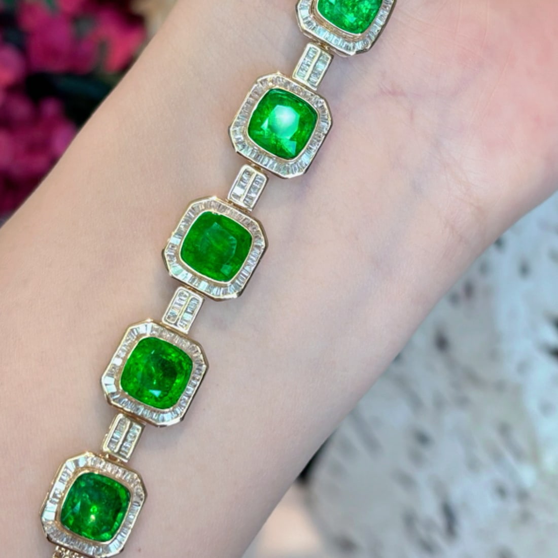 14k Gold 10.39 Ct Vivid Green Natural Emerald & Diamond Bracelet: Ref:230990326 // gold content:14k gold // main gemstone:emerald // shape:cushion // carat weight:10. 39ct // color:vivid green // treatment:natural // // adjacent gemstone 2 : diamond // shape:baguett