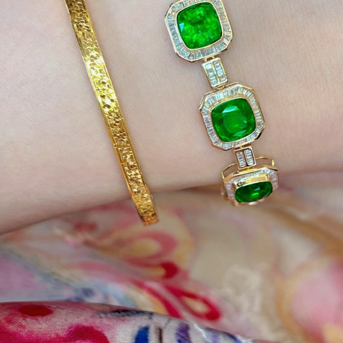 14k Gold 10.39 Ct Vivid Green Natural Emerald & Diamond Bracelet - 3