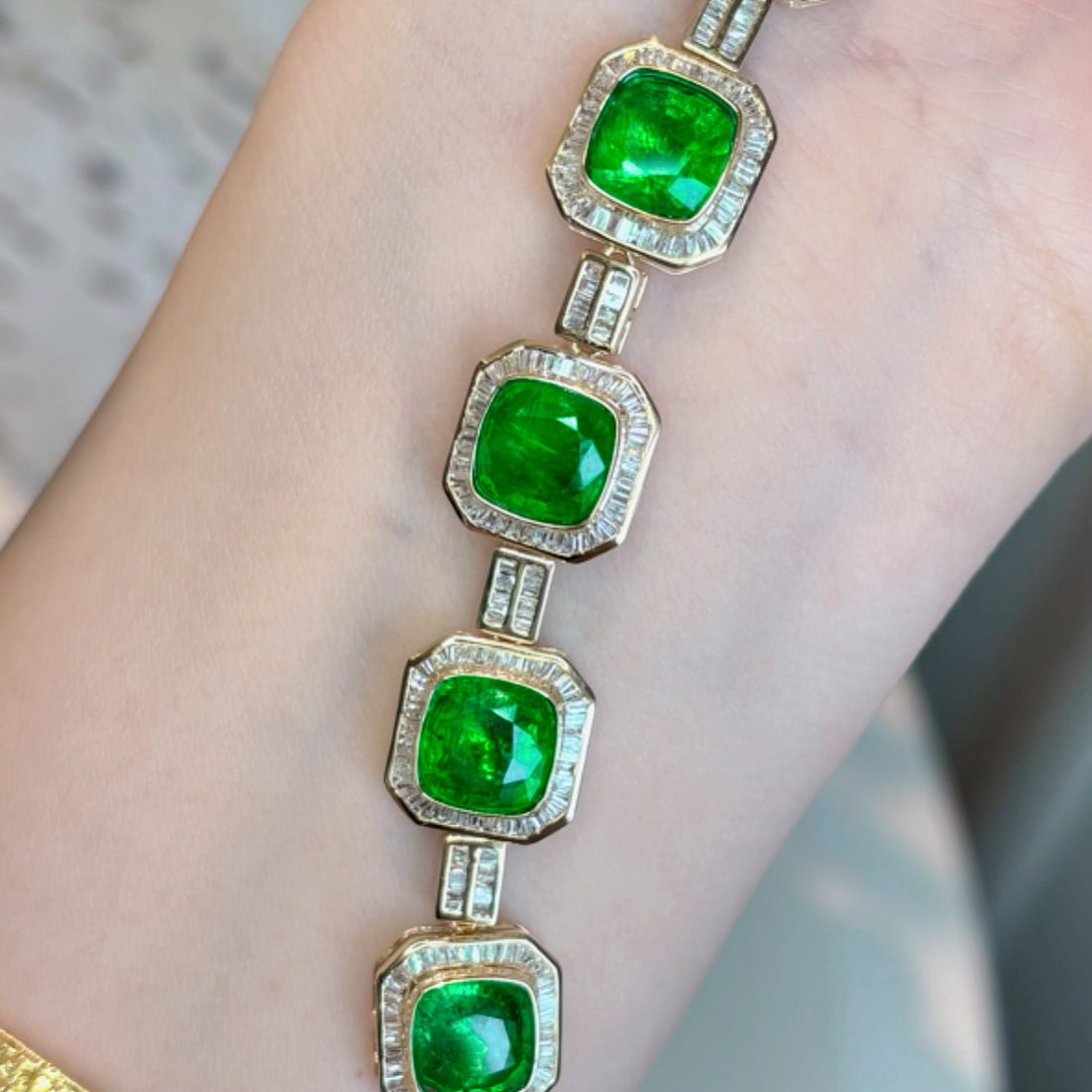14k Gold 10.39 Ct Vivid Green Natural Emerald & Diamond Bracelet - 4