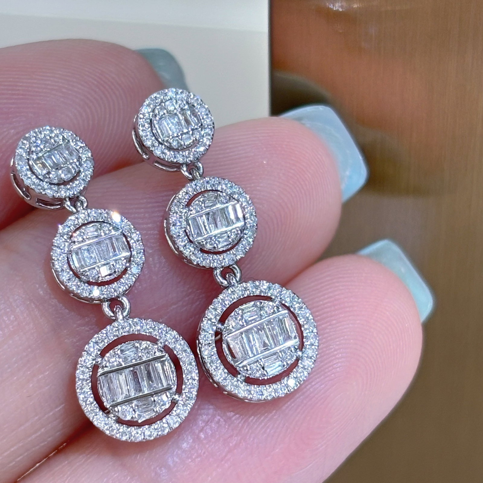 14k Gold 1 Ct Natural H Diamond Earrings: Ref:230990327 // gold content:14k gold // main gemstone:diamond // shape:multiply // carat weight:1ct // clarity grade:vs-si // color:h // treatment:natural // High Estimate: 4300 Condition: New Low