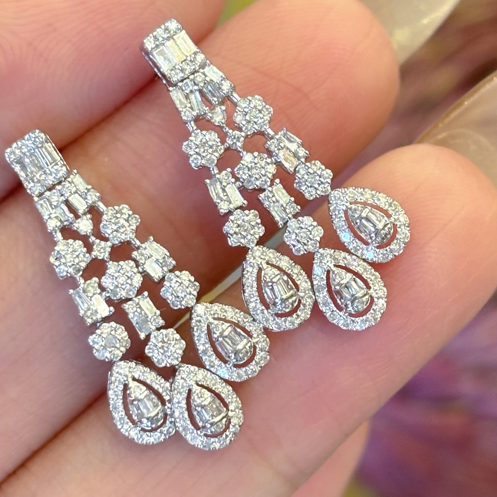 14k Gold 1.1 Ct Natural H Diamond Earrings: Ref:230990329 // gold content:14k gold // main gemstone:diamond // shape:multiply // carat weight:1. 1ct // clarity grade:vs-si // color:h // treatment:natural // Low Estimate: 3300 High Estimate: