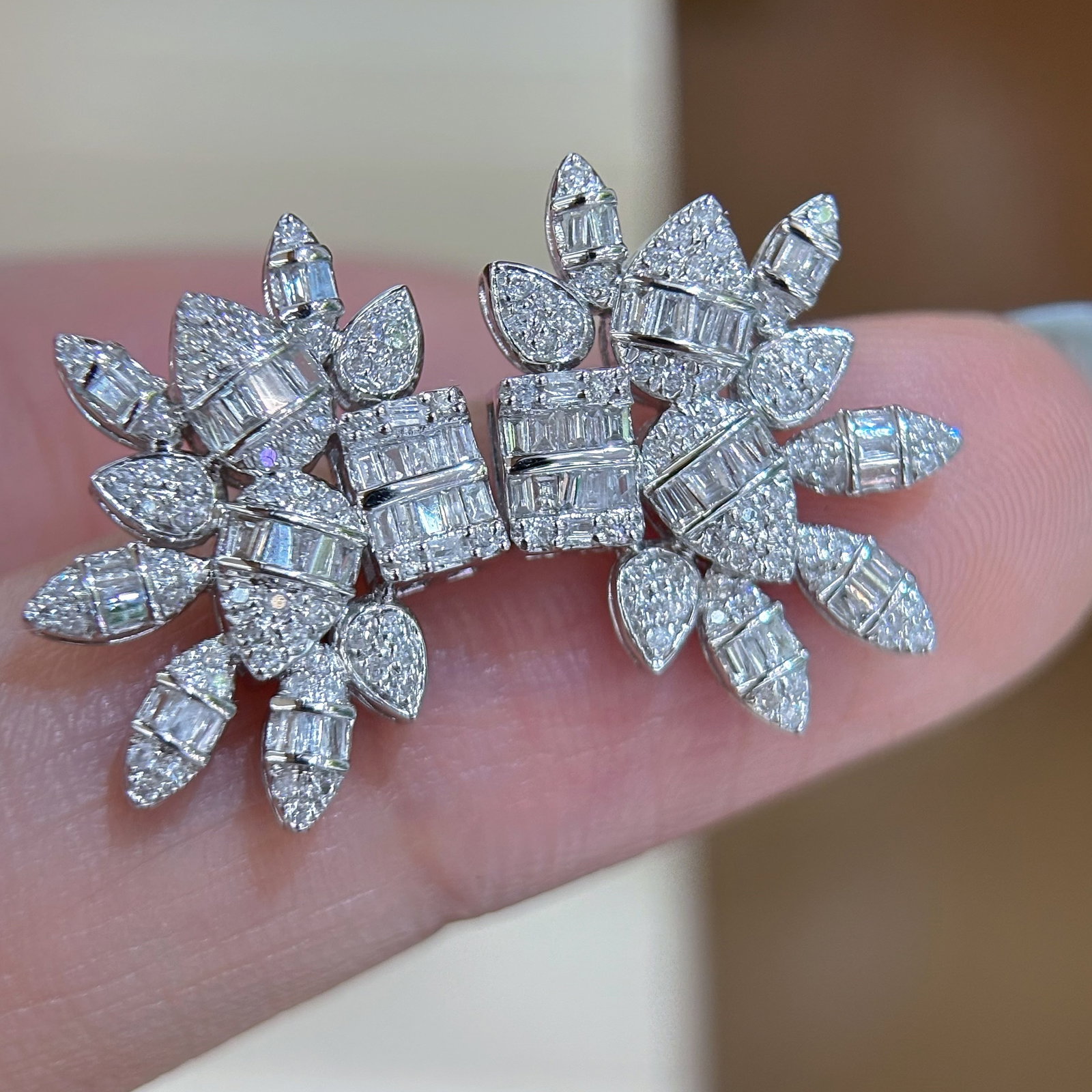 14k Gold 0.7 Ct Natural H Diamond Earrings: Ref:230990332 // gold content:14k gold // main gemstone:diamond // shape:multiply // carat weight:0. 7ct // clarity grade:vs-si // color:h // treatment:natural // High Estimate: 5000 Low Estimate: