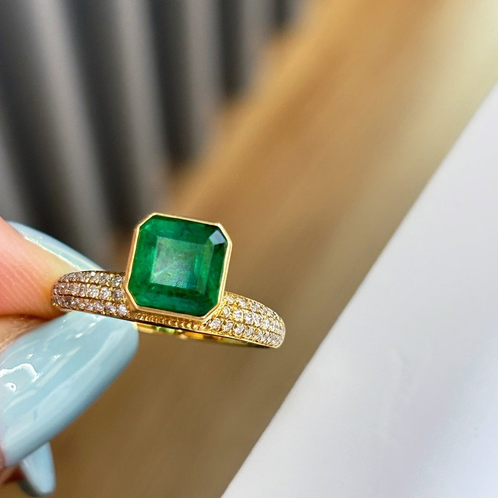 14k Gold 1.5 Ct Vivid Green Natural Emerald & Diamond Ring: Ref:230990334 // gold content:14k gold // ring size:7. 25us // // main gemstone:emerald // shape:octagonal // carat weight:1. 5ct // color:vivid green // treatment:natural // // adjacent gemstone 2 :