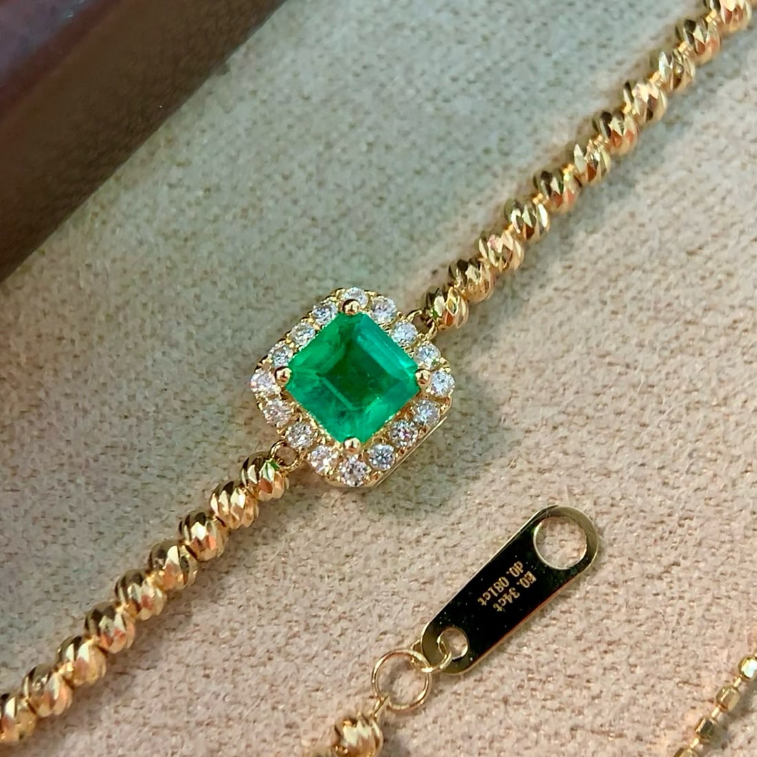 14k Gold 0.42 Ctw Vivid Green Natural Emerald & Diamond Bracelet: Ref:230990336 // gold content:14k gold // main gemstone:emerald // shape:octagonal // carat weight:0. 34ct // color:vivid green // treatment:natural // // adjacent gemstone 2 : diamond // shape:round