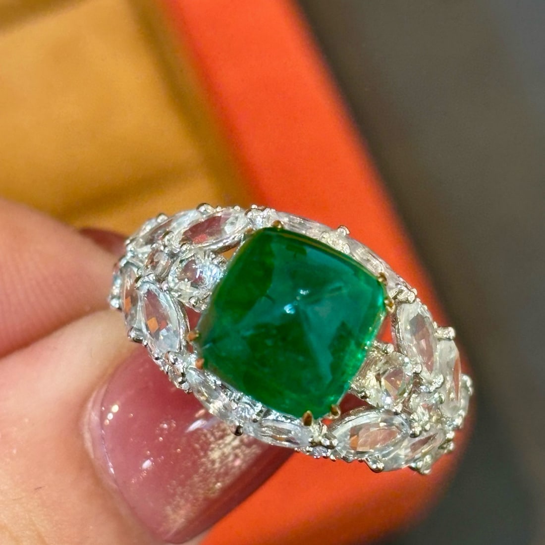 14k Gold 5 Ct Vivid Green Natural Emerald & Sapphire Ring: Ref:230990337 // gold content:14k gold // ring size:7. 25us // // main gemstone:emerald // shape:suger-loaf // carat weight:5ct // color:vivid green // treatment:natural // // adjacent gemstone 2 :