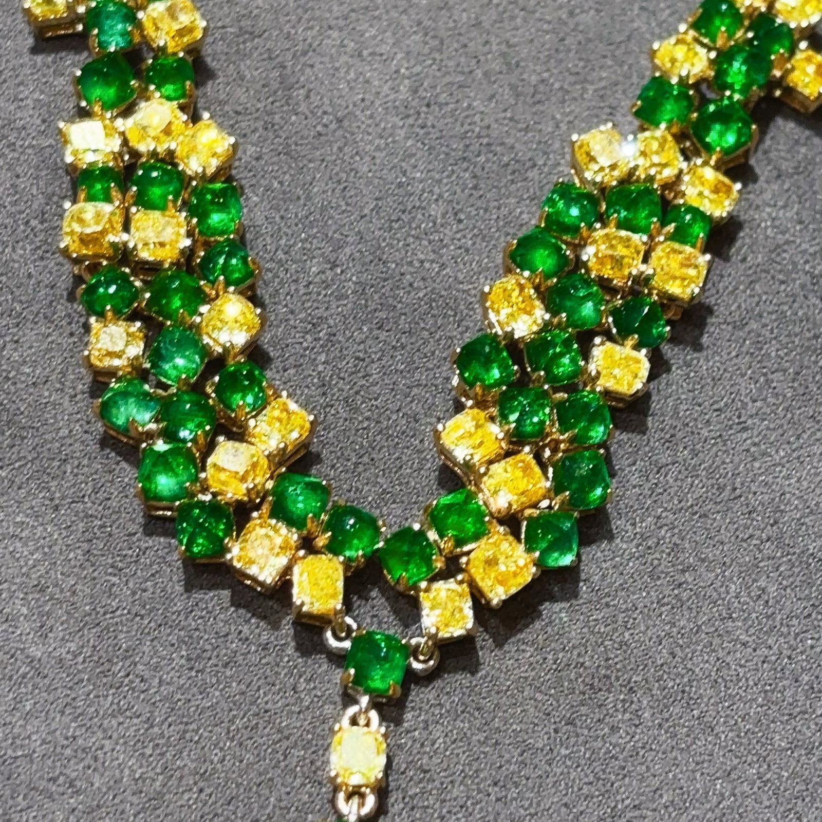 14k Gold 13.0 Ctw Vivid Green Natural Emerald & Yellow Diamond Necklace: Ref:230990339 // gold content:14k gold // main gemstone:emerald // shape:multiply // carat weight:8. 5ct // color:vivid green // treatment:natural // // adjacent gemstone 2 : yellow diamond //