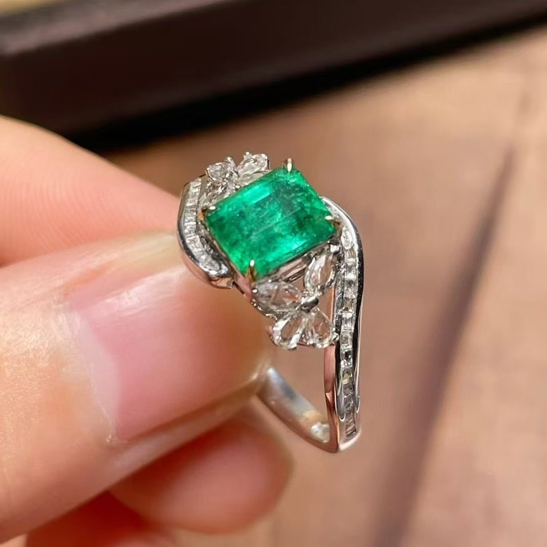 14k Gold 1.1 Ct Vivid Green Natural Emerald & Diamond Ring - 3