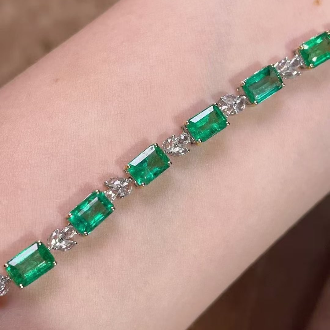 14k Gold 8.5 Ct Vivid Green Natural Emerald & Diamond Bracelet: Ref:230990353 // gold content:14k gold // main gemstone:emerald // shape:octagonal // carat weight:8. 5ct // color:vivid green // treatment:natural // // adjacent gemstone 2 : diamond //