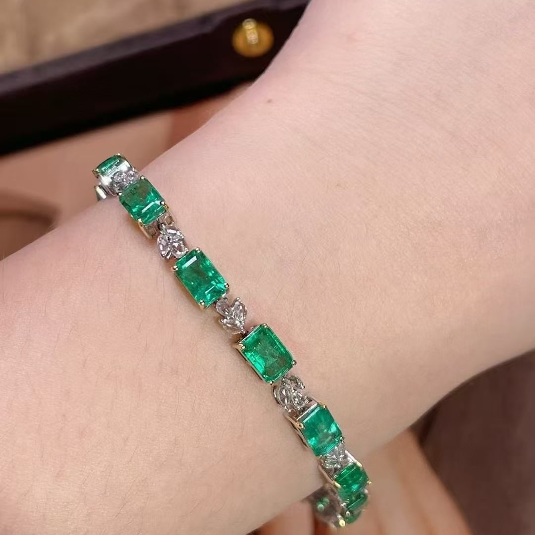 14k Gold 8.5 Ct Vivid Green Natural Emerald & Diamond Bracelet - 3