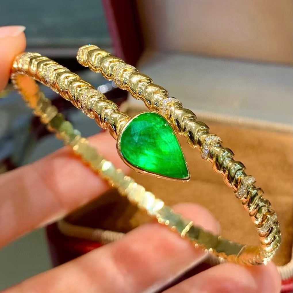 14k Gold 3.2 Ct Vivid Green Natural Emerald & Diamond Bangle: Ref:230990355 // gold content:14k gold // main gemstone:emerald // shape:pear // carat weight:3. 2ct // color:vivid green // treatment:natural // // adjacent gemstone 2 : diamond // shape:round //