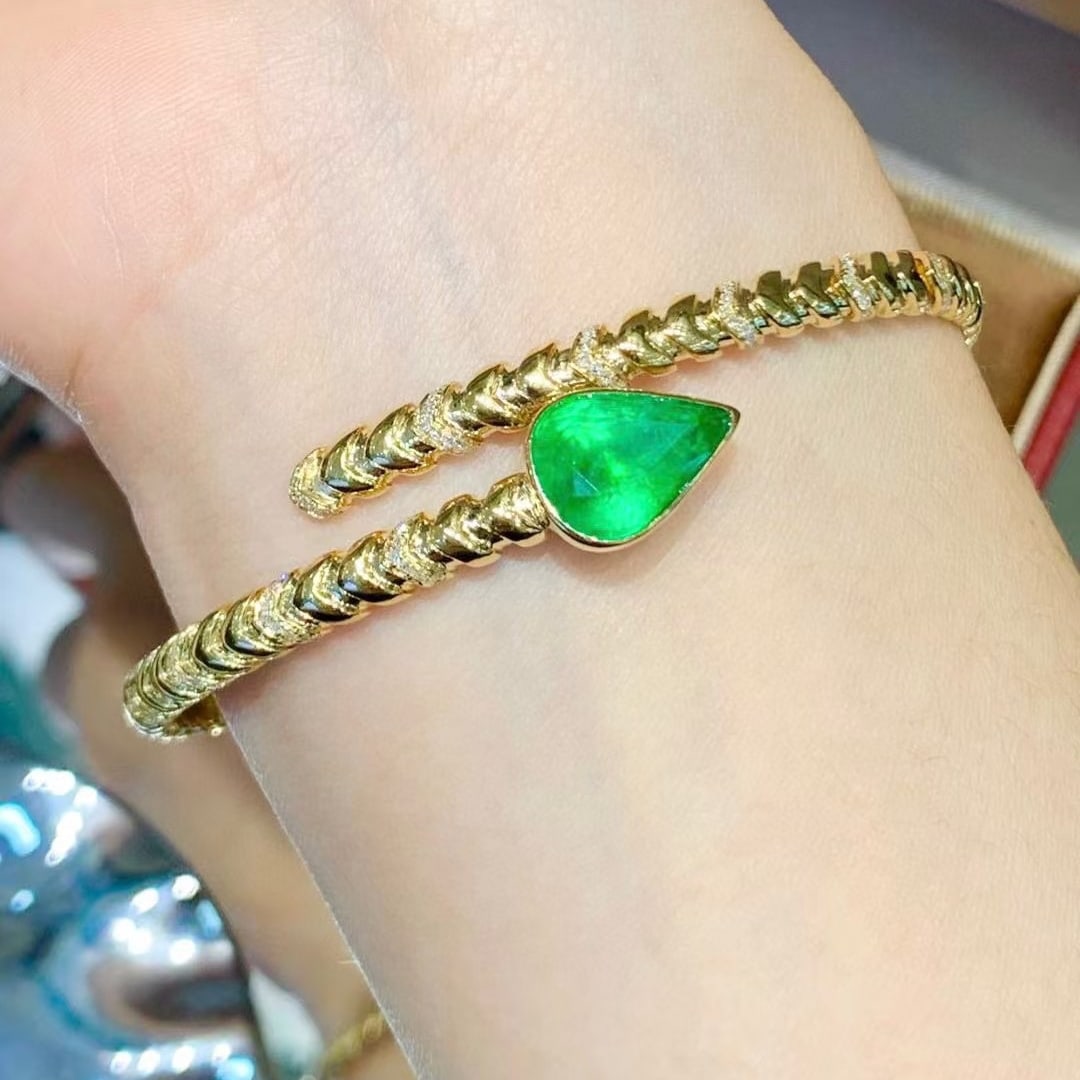 14k Gold 3.2 Ct Vivid Green Natural Emerald & Diamond Bangle - 4