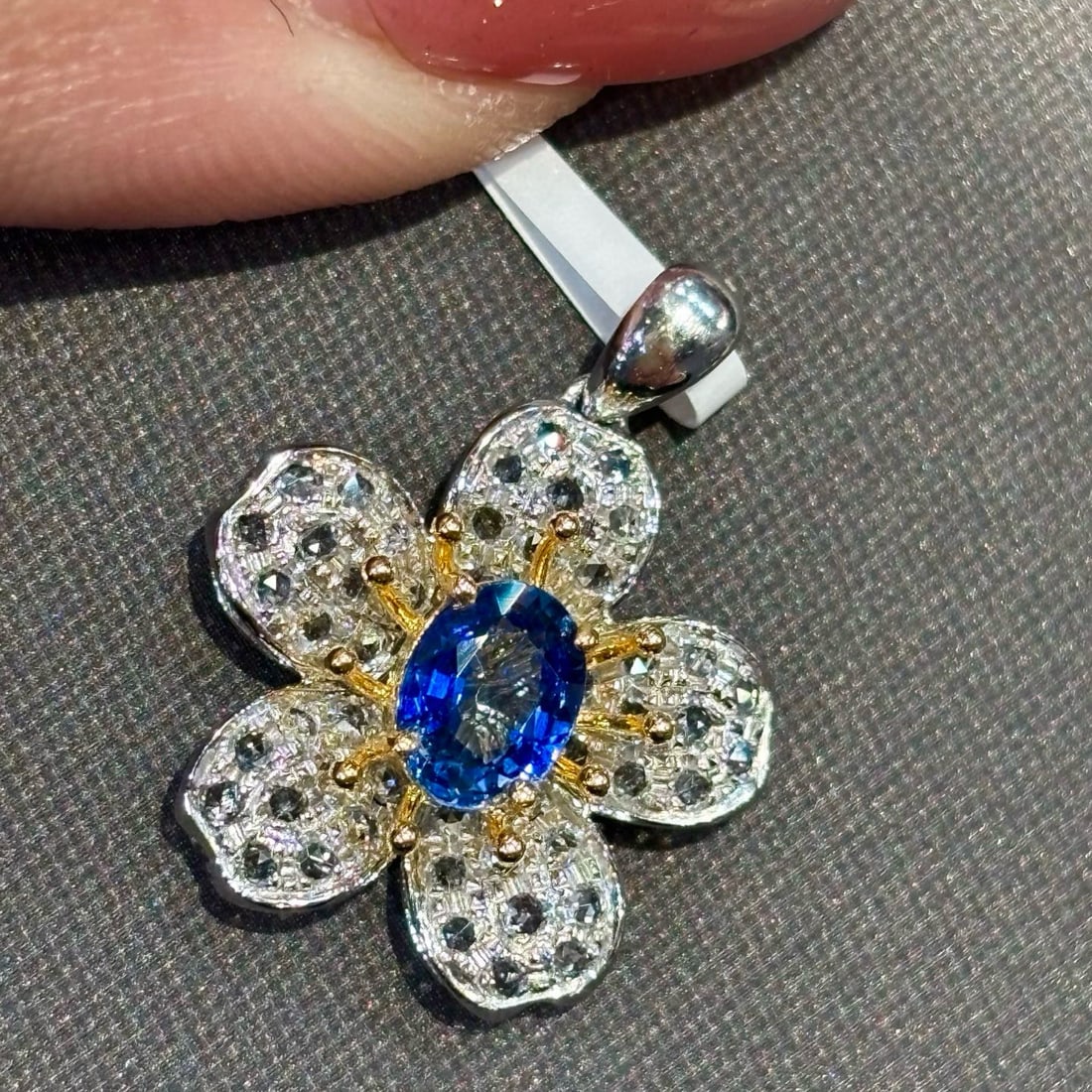14k Gold 1 Ct Natural Sapphire & Sapphire Pendant( Without Chain ): Ref:230990364 // gold content:14k gold // main gemstone:sapphire // shape:oval // carat weight:1ct // color:blue // treatment:natural // // adjacent gemstone 2 : sapphire // shape:round //