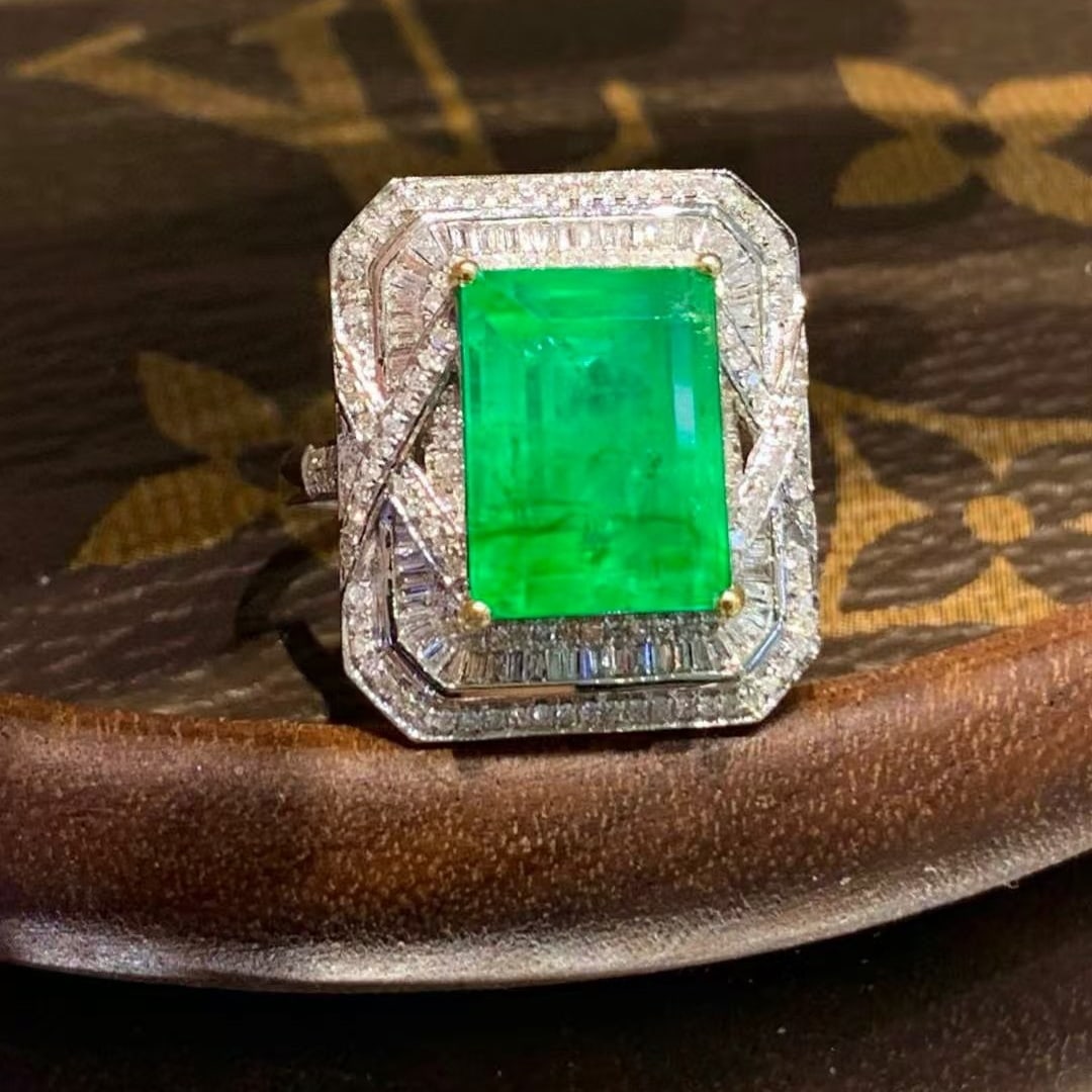 14k Gold 4.9 Ct Vivid Green Natural Emerald & Diamond Ring: Ref:230990371 // gold content:14k gold // ring size:7. 25us // // main gemstone:emerald // shape:octagonal // carat weight:4. 9ct // color:vivid green // treatment:natural // // adjacent gemstone 2 :