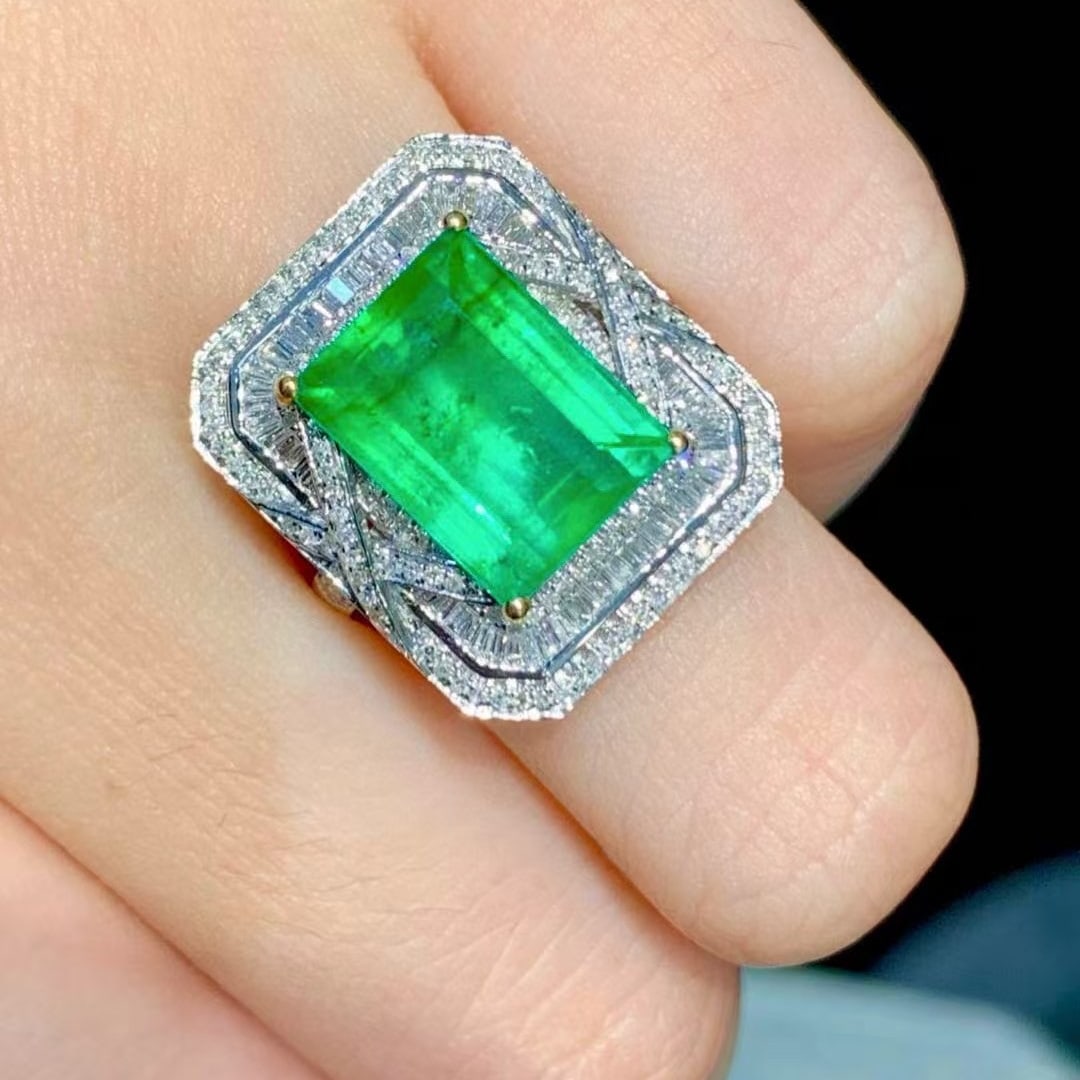 14k Gold 4.9 Ct Vivid Green Natural Emerald & Diamond Ring - 2
