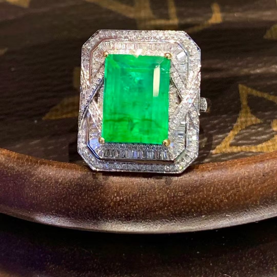 14k Gold 4.9 Ct Vivid Green Natural Emerald & Diamond Ring - 3