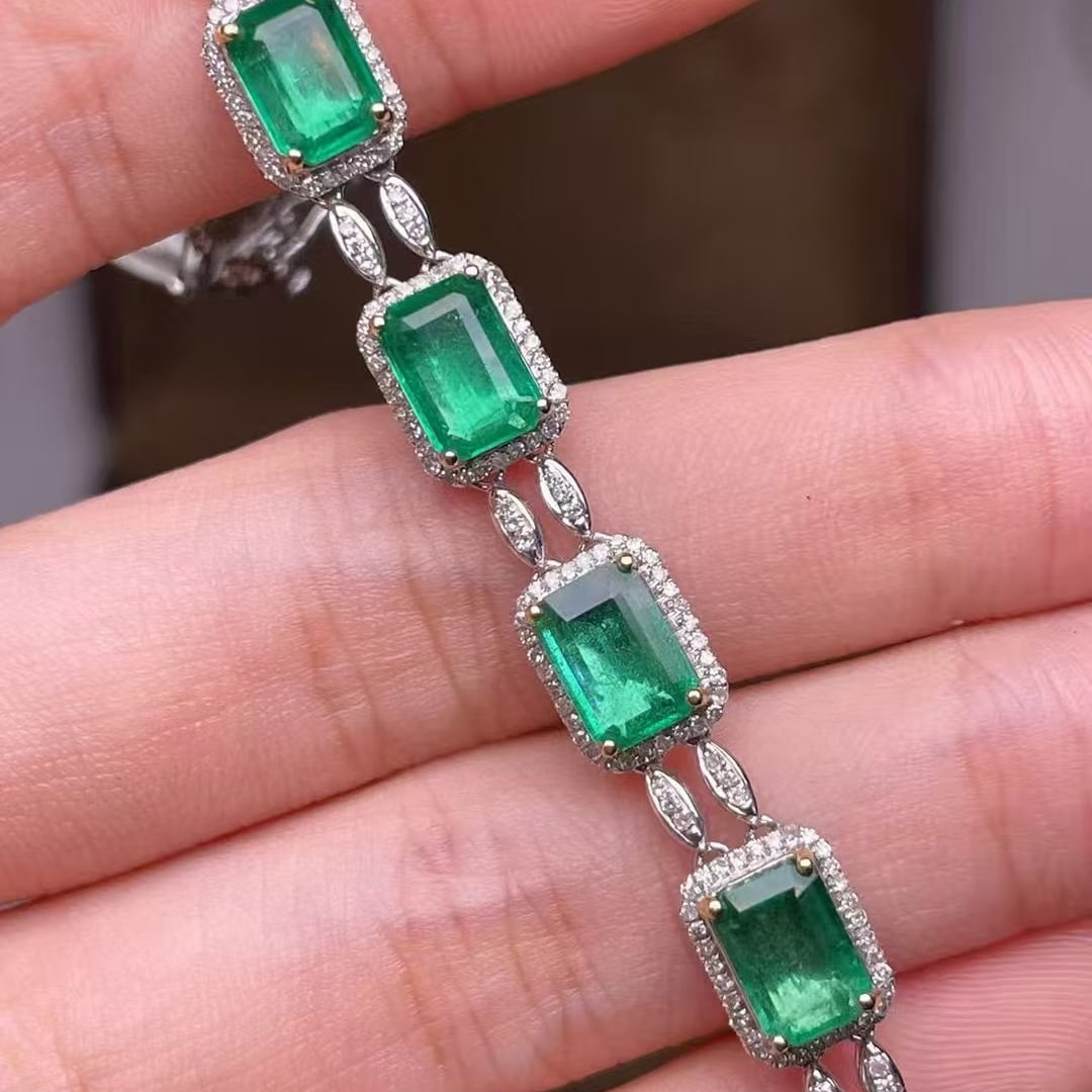 14k Gold 3.9 Ct Vivid Green Natural Emerald & Diamond Bracelet: Ref:230990372 // gold content:14k gold // main gemstone:emerald // shape:octagonal // carat weight:3. 9ct // color:vivid green // treatment:natural // // adjacent gemstone 2 : diamond // number of