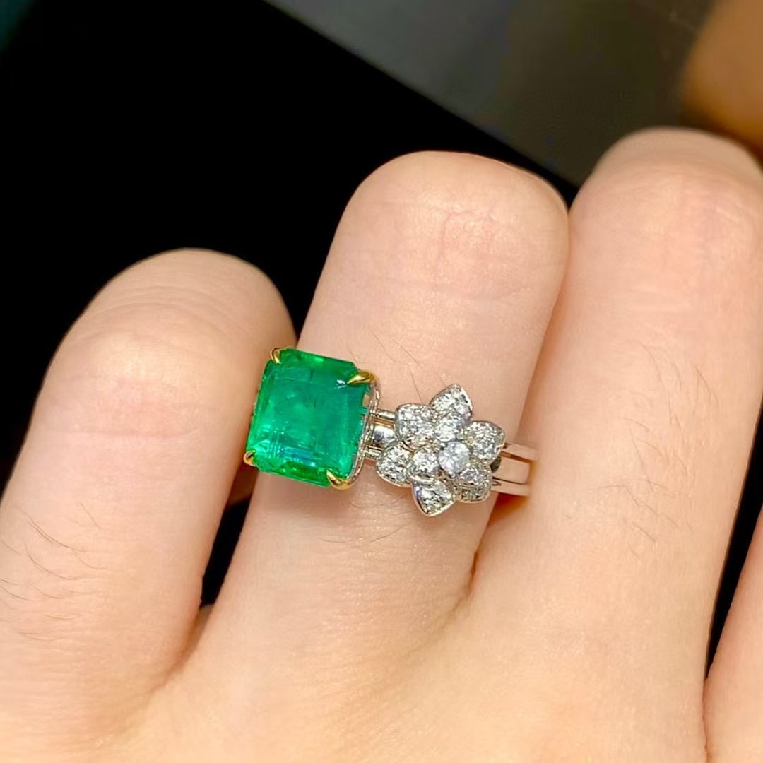 14k Gold 1.9 Ct Vivid Green Natural Emerald & Diamond Ring: Ref:230990374 // gold content:14k gold // ring size:7. 25us // // main gemstone:emerald // shape:octagonal // carat weight:1. 9ct // color:vivid green // treatment:natural // // adjacent gemstone 2 : 