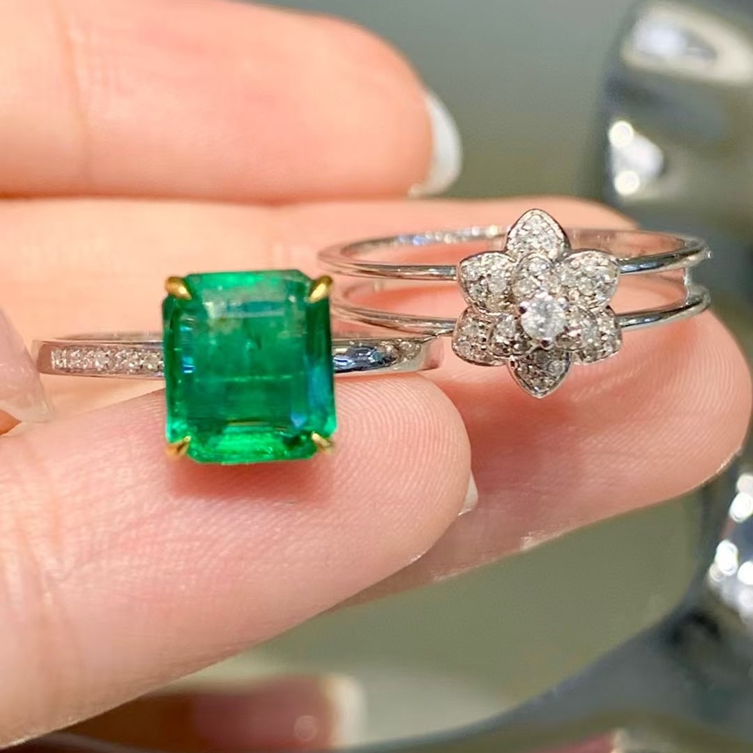 14k Gold 1.9 Ct Vivid Green Natural Emerald & Diamond Ring - 2