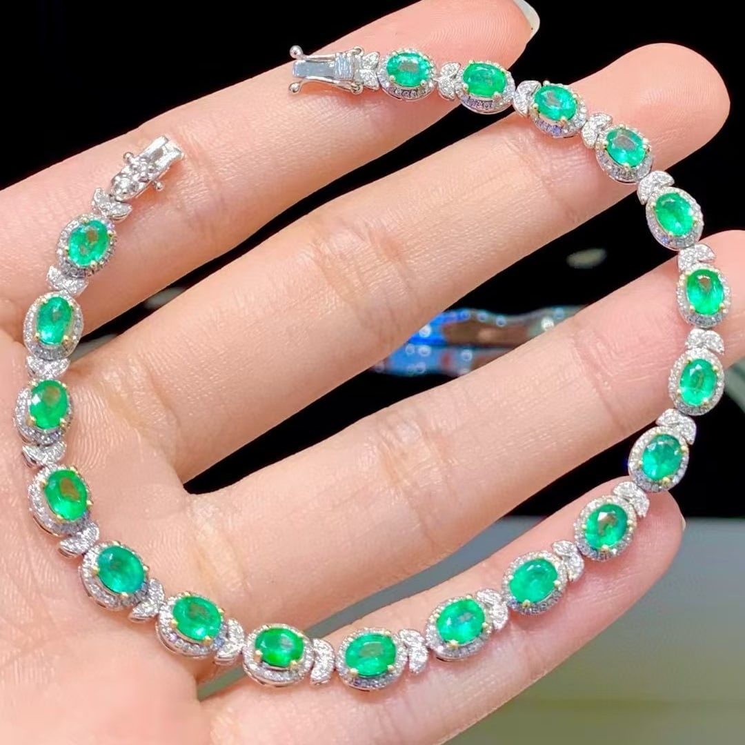 14k Gold 6.8 Ct Vivid Green Natural Emerald & Diamond Bracelet: Ref:230990375 // gold content:14k gold // main gemstone:emerald // shape:oval // carat weight:6. 8ct // color:vivid green // treatment:natural // // adjacent gemstone 2 : diamond // shape:round //