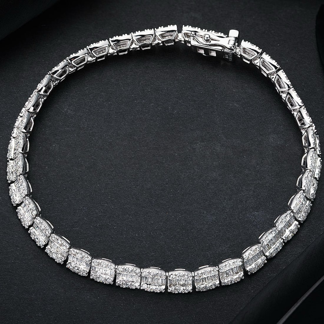 14k Gold 3.06 Ctw Natural H Diamond Bracelet: Ref:230990391 // gold content:14k gold // main gemstone:diamond // shape:baguette // carat weight:1. 33ct // clarity grade:vs-si // color:h // treatment:natural // // adjacent gemstone 2 : diamond //