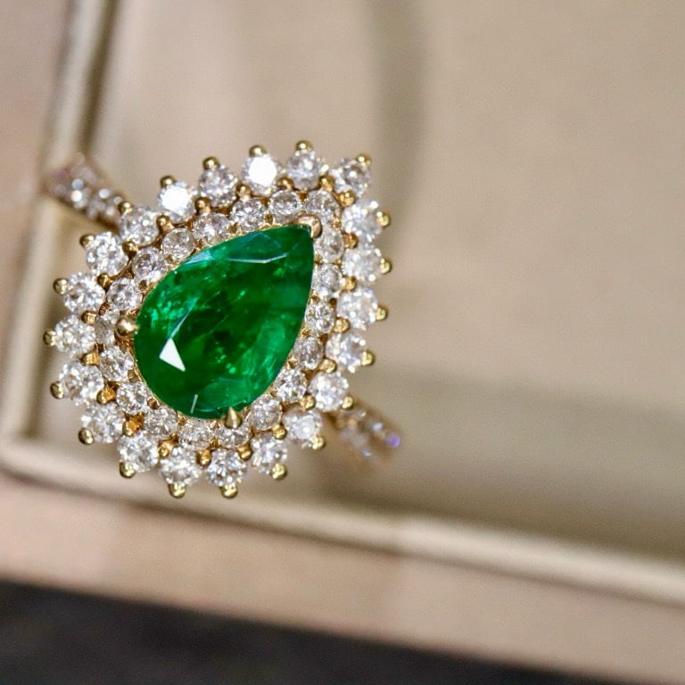 14k Gold 2.37 Ctw Vivid Green Natural Emerald & Diamond Ring: Ref:230990392 // gold content:14k gold // ring size:7. 25us // // main gemstone:emerald // shape:pear // carat weight:1. 01ct // color:vivid green // treatment:natural // // adjacent gemstone 2 :