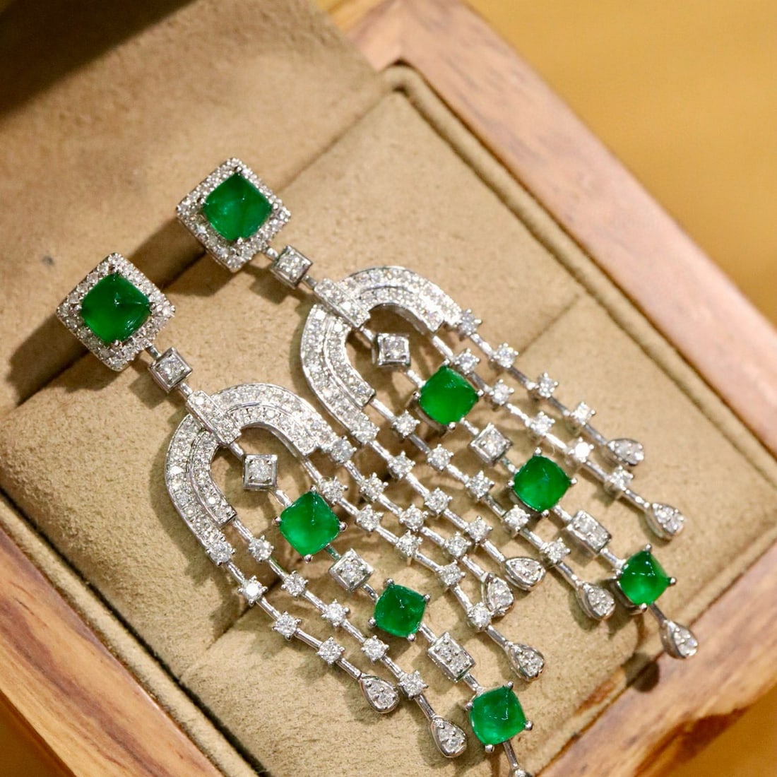 14k Gold 3.70 Ctw Vivid Green Natural Emerald & Diamond Earrings: Ref:230990393 // gold content:14k gold // main gemstone:emerald // shape:suger-loaf // carat weight:2. 52ct // color:vivid green // treatment:natural // // adjacent gemstone 2 : diamond // shape:round