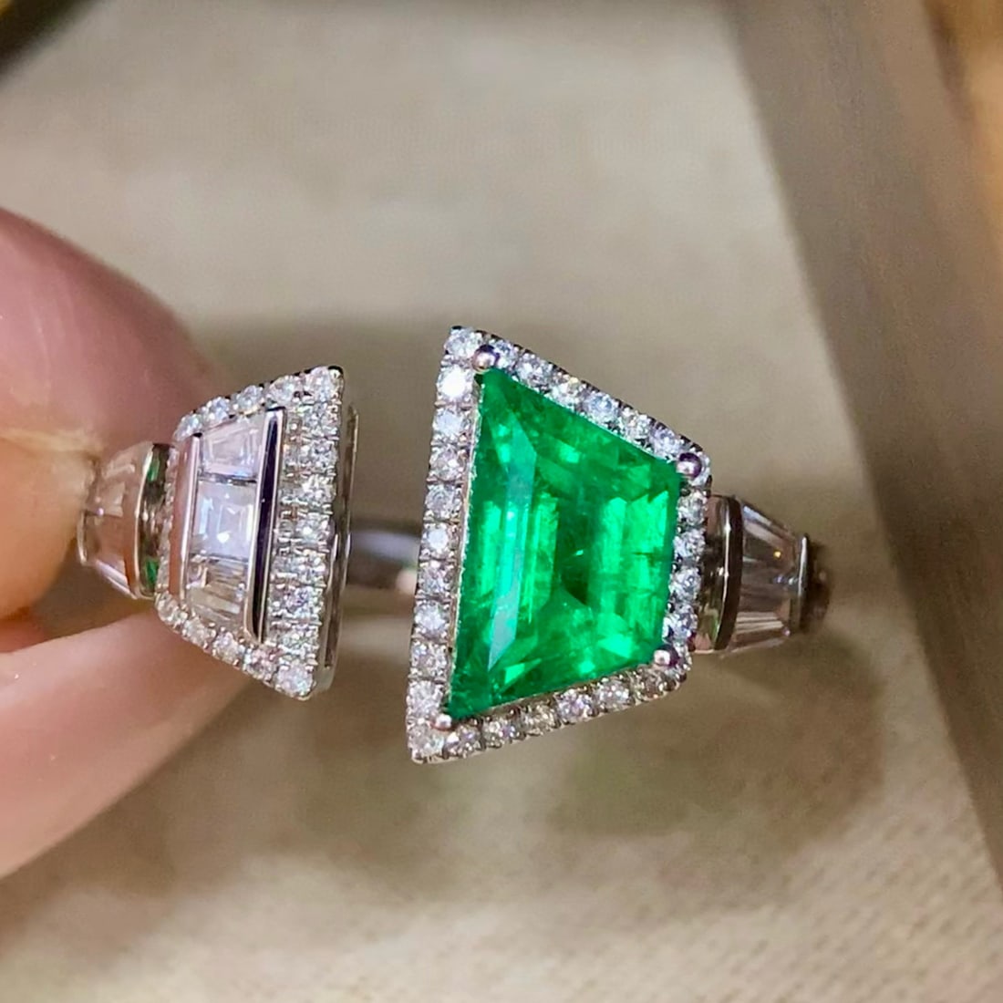 14k Gold 1.73 Ctw Vivid Green Natural Emerald & Diamond Ring: Ref:230990396 // gold content:14k gold // ring size:7. 25us // // main gemstone:emerald // shape:other // carat weight:1. 17ct // color:vivid green // treatment:natural // // adjacent gemstone 2 : dia
