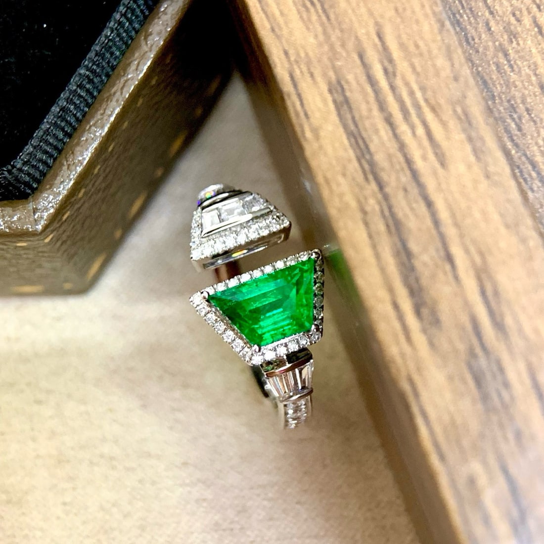 14k Gold 1.73 Ctw Vivid Green Natural Emerald & Diamond Ring - 2