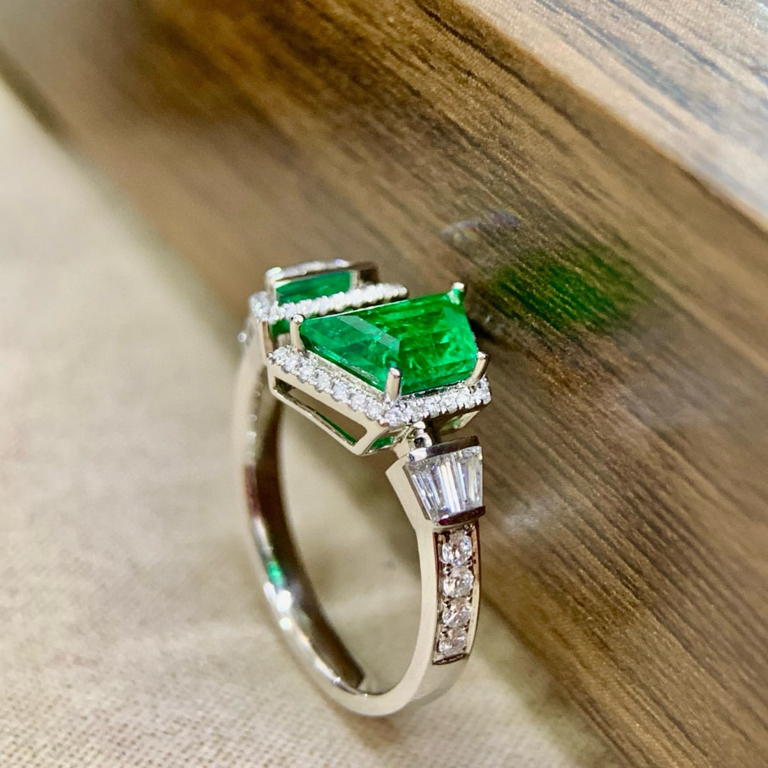 14k Gold 1.73 Ctw Vivid Green Natural Emerald & Diamond Ring - 5