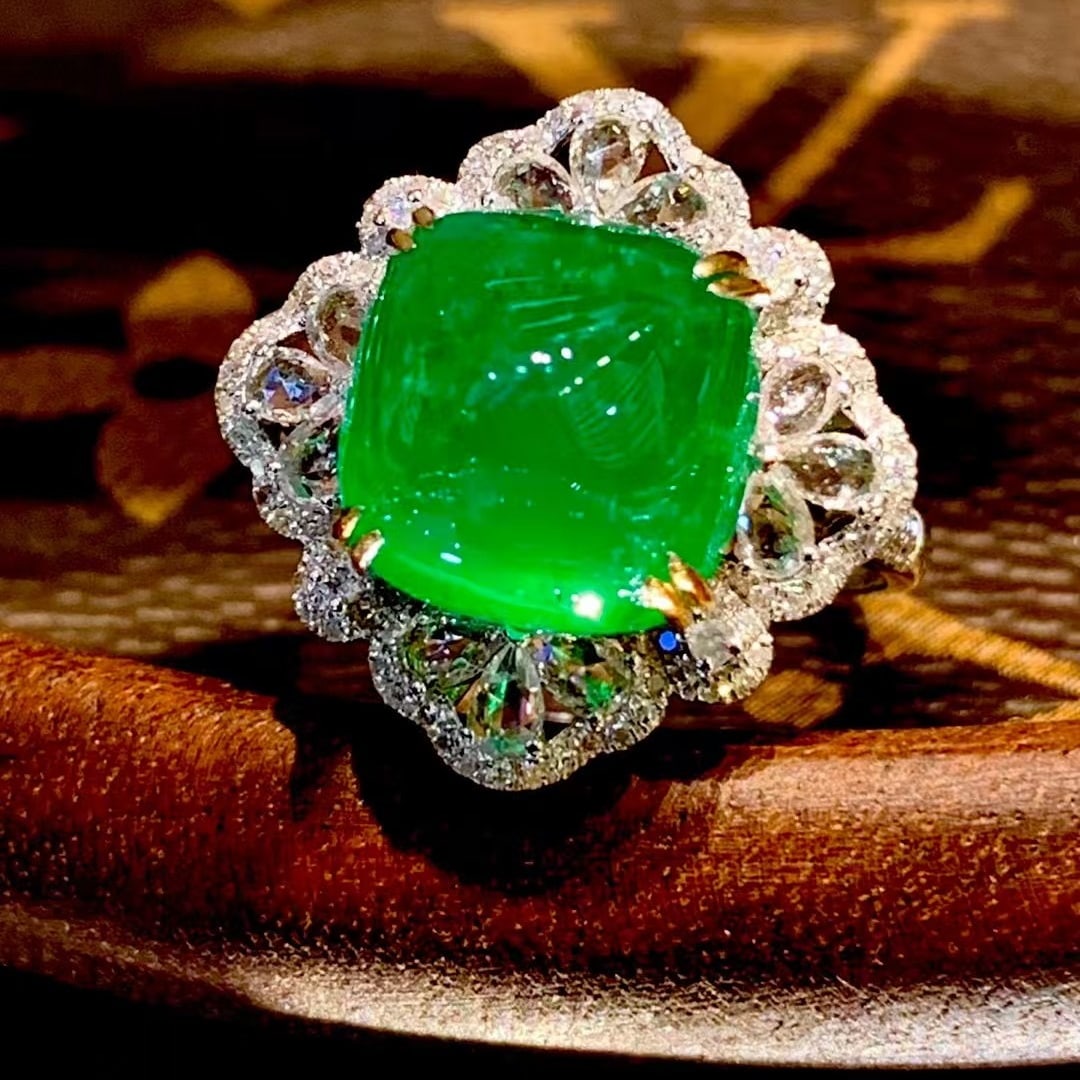 14k Gold 6.95 Ct Vivid Green Natural Emerald & Diamond & Sapphire Ring: Ref:230990420 // gold content:14k gold // ring size:7. 25us // // main gemstone:emerald // shape:suger-loaf // carat weight:6. 95ct // color:vivid green // treatment:natural // // adjacent gemstone 2 