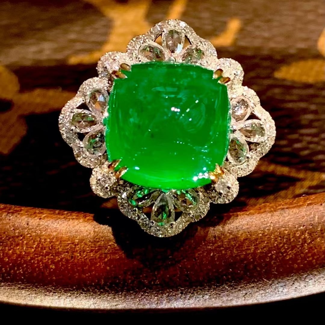 14k Gold 6.95 Ct Vivid Green Natural Emerald & Diamond & Sapphire Ring - 4