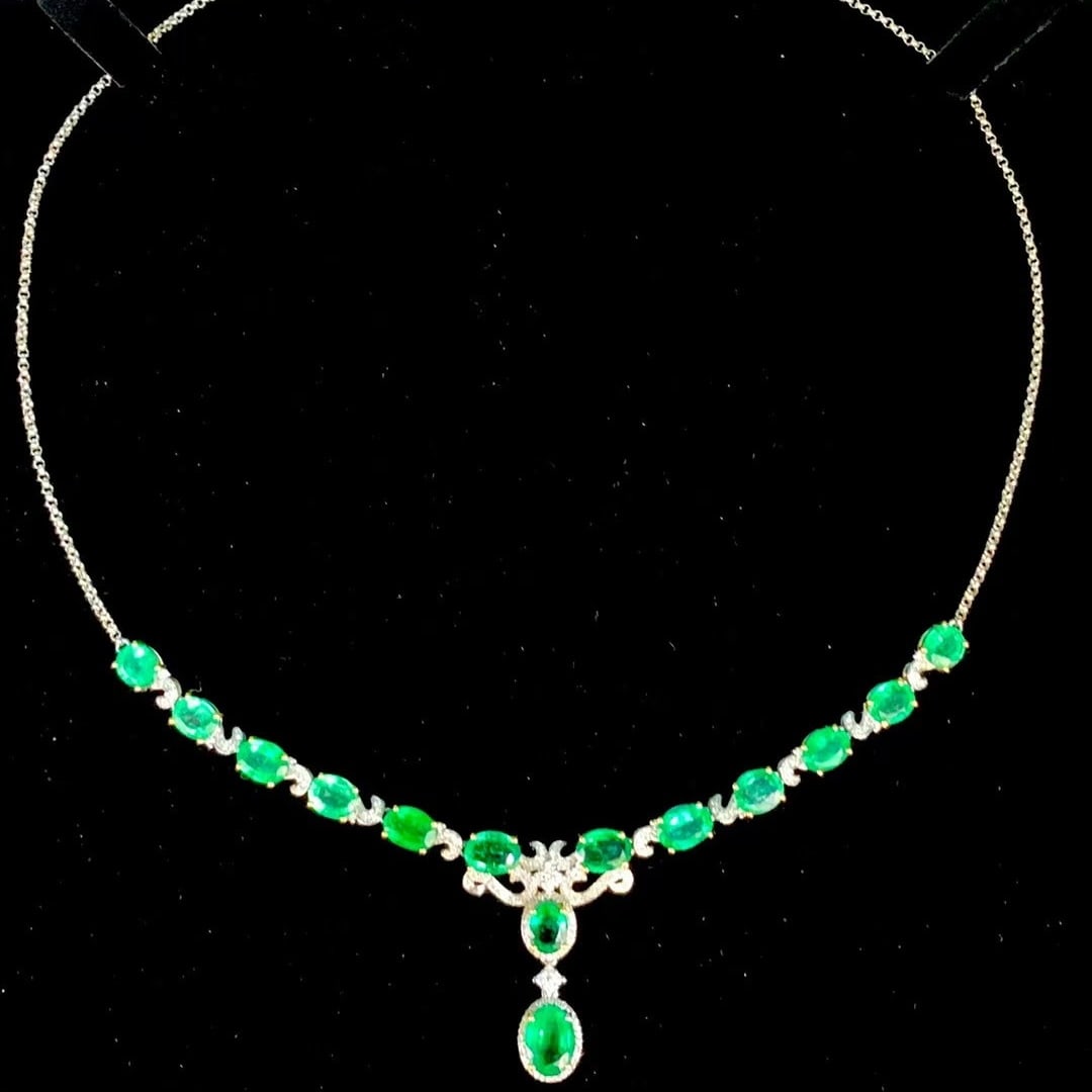 14k Gold 10 Ct Vivid Green Natural Emerald & Diamond Necklace: Ref:230990421 // gold content:14k gold // main gemstone:emerald // shape:oval // carat weight:10ct // color:vivid green // treatment:natural // // adjacent gemstone 2 : diamond // shape:round //