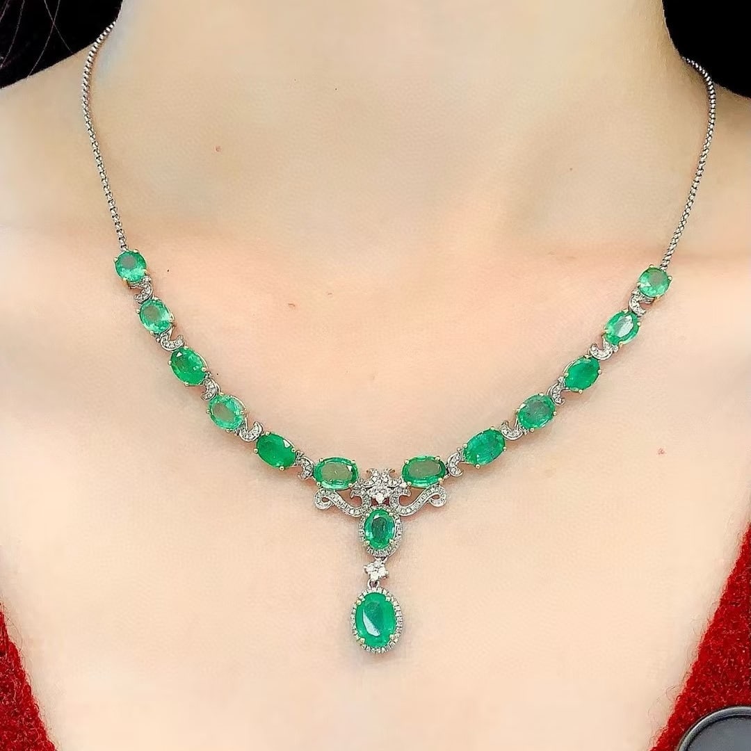 14k Gold 10 Ct Vivid Green Natural Emerald & Diamond Necklace - 3