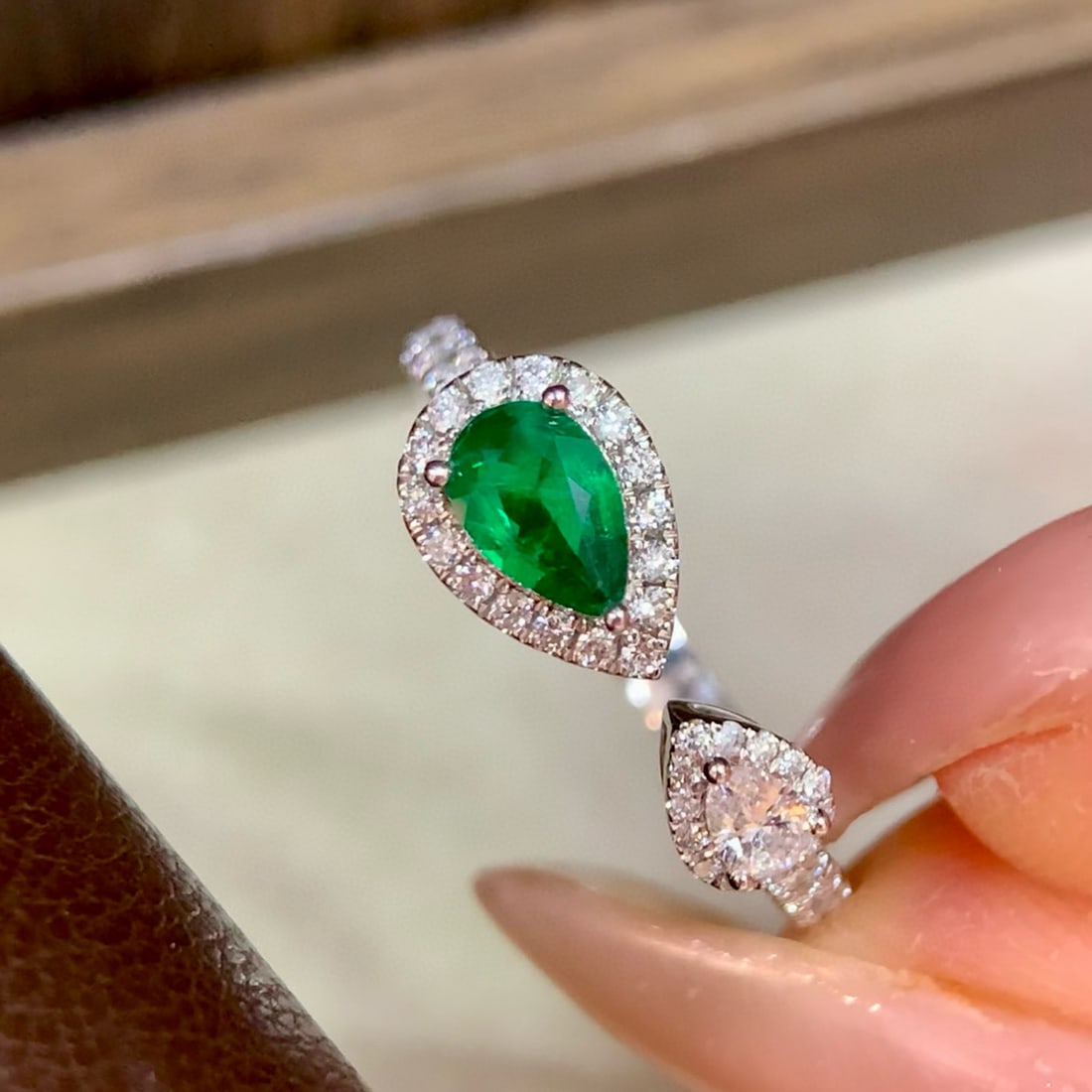 14k Gold 0.59 Ctw Vivid Green Natural Emerald & Diamond Ring - 4