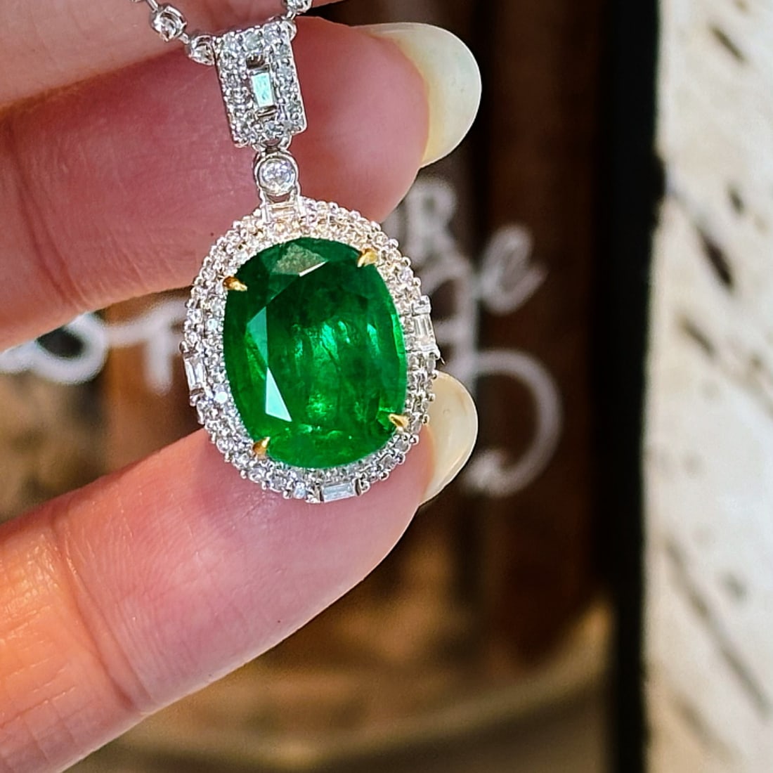14k Gold 3.45 Ct Vivid Green Natural Emerald & Diamond Pendant( Without Chain ): Ref:230990425 // gold content:14k gold // main gemstone:emerald // shape:oval // carat weight:3. 45ct // color:vivid green // treatment:natural // // adjacent gemstone 2 : diamond // shape:multiply