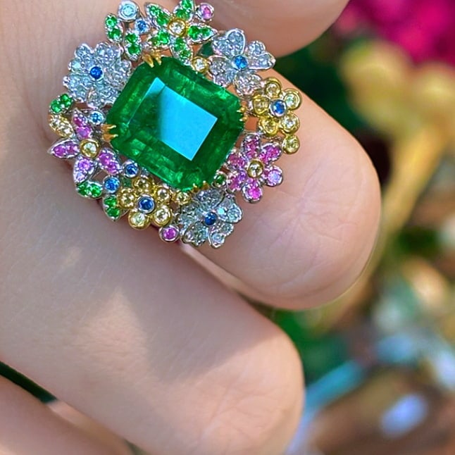 14k Gold 4.08 Ct Vivid Green Natural Emerald & Diamond & Sapphire & Tsavorite Ring: Ref:230990433 // gold content:14k gold // ring size:7. 25us // // main gemstone:emerald // shape:octagonal // carat weight:4. 08ct // color:vivid green // treatment:natural // // adjacent gemstone 2