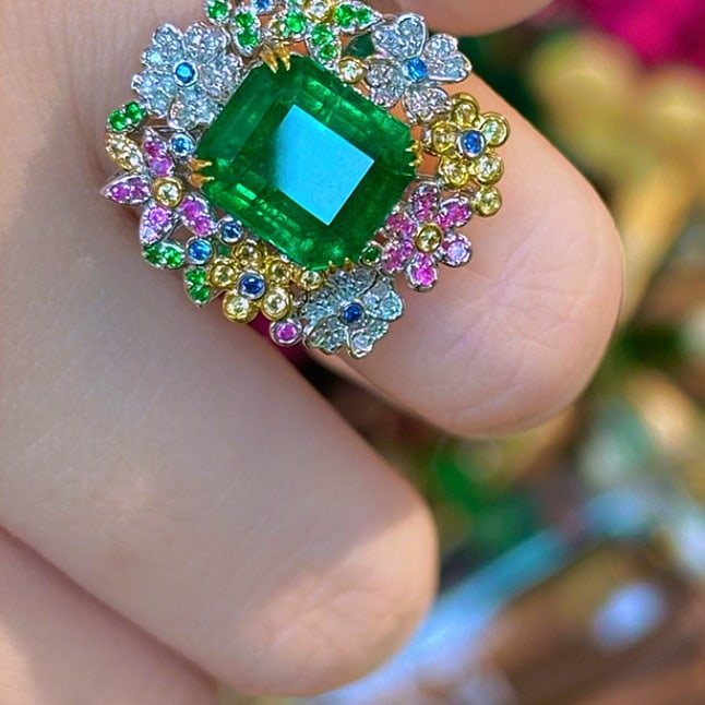 14k Gold 4.08 Ct Vivid Green Natural Emerald & Diamond & Sapphire & Tsavorite Ring - 2