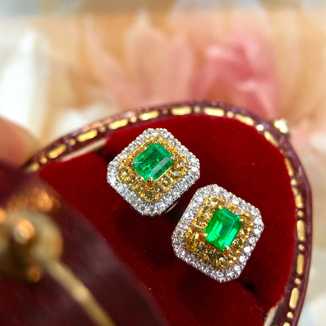 14k Gold 0.46 Ct Vivid Green Natural Emerald & Diamond Earrings: Ref:230990434 // gold content:14k gold // main gemstone:emerald // shape:octagonal // carat weight:0. 46ct // color:vivid green // treatment:natural // // adjacent gemstone 2 : diamond // shape:round 