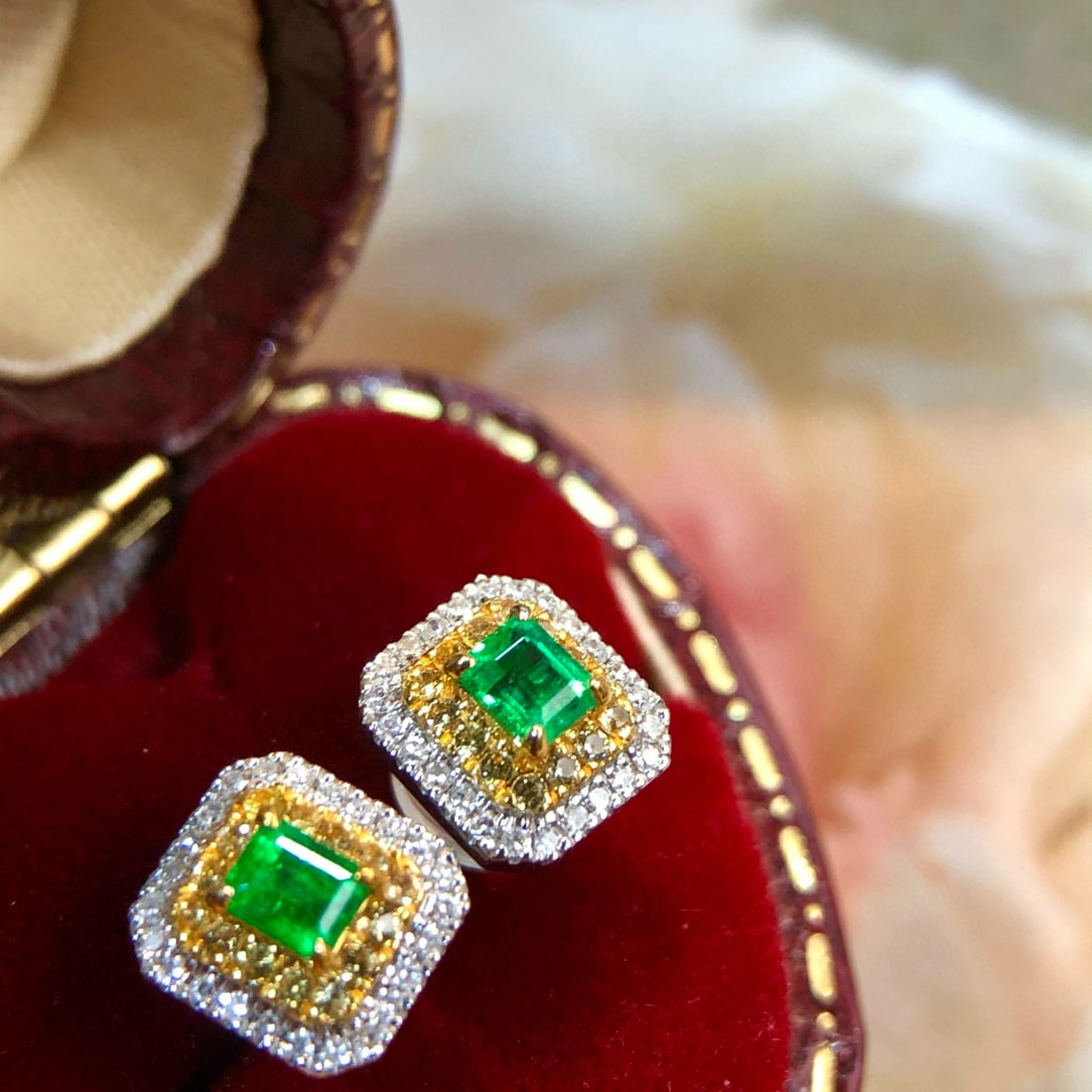14k Gold 0.46 Ct Vivid Green Natural Emerald & Diamond Earrings - 4