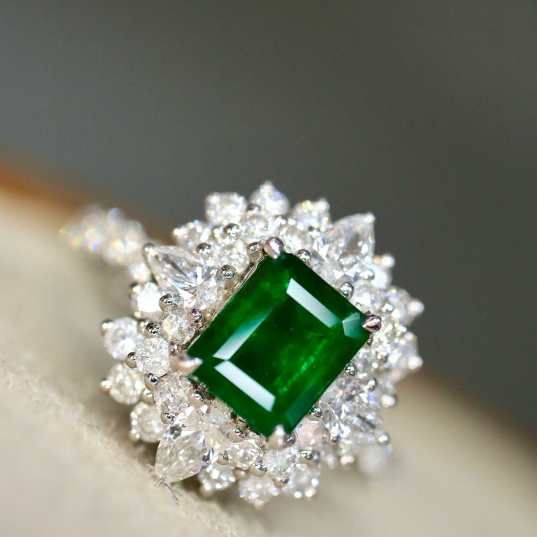 14k Gold 2.07 Ctw Vivid Green Natural Emerald & Diamond Ring: Ref:230990437 // gold content:14k gold // ring size:7. 25us // // main gemstone:emerald // shape:octagonal // carat weight:1. 01ct // color:vivid green // treatment:natural // // adjacent gemstone 2 :