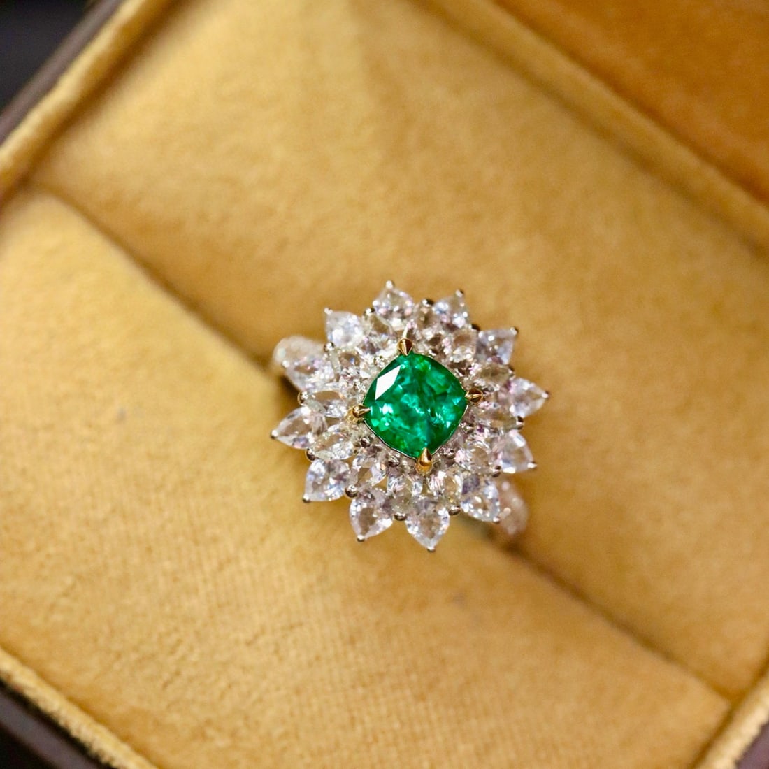 14k Gold 0.77 Ctw Vivid Green Natural Emerald & Diamond Ring - 2