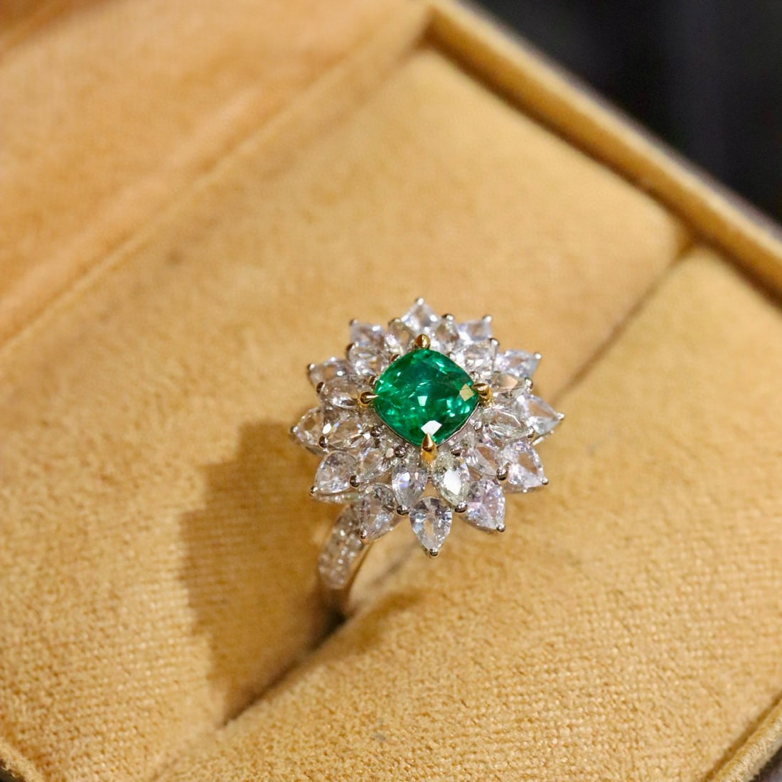 14k Gold 0.77 Ctw Vivid Green Natural Emerald & Diamond Ring - 3