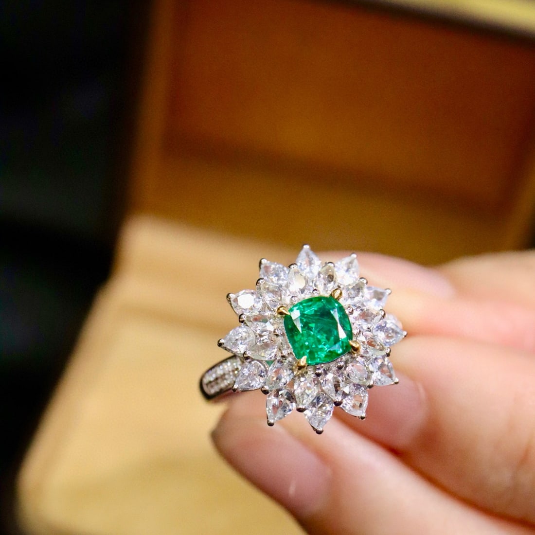 14k Gold 0.77 Ctw Vivid Green Natural Emerald & Diamond Ring - 4