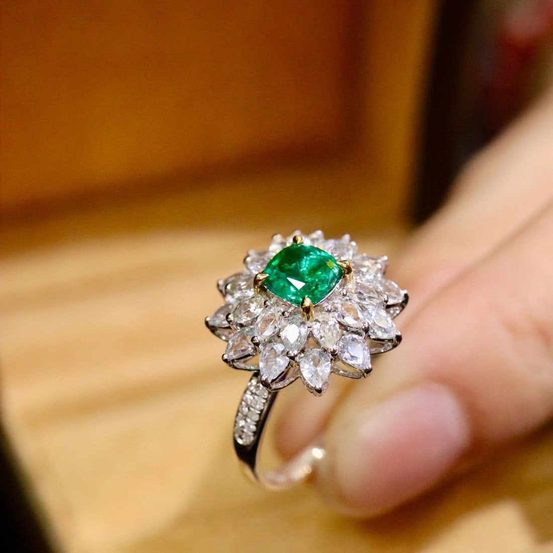 14k Gold 0.77 Ctw Vivid Green Natural Emerald & Diamond Ring - 5