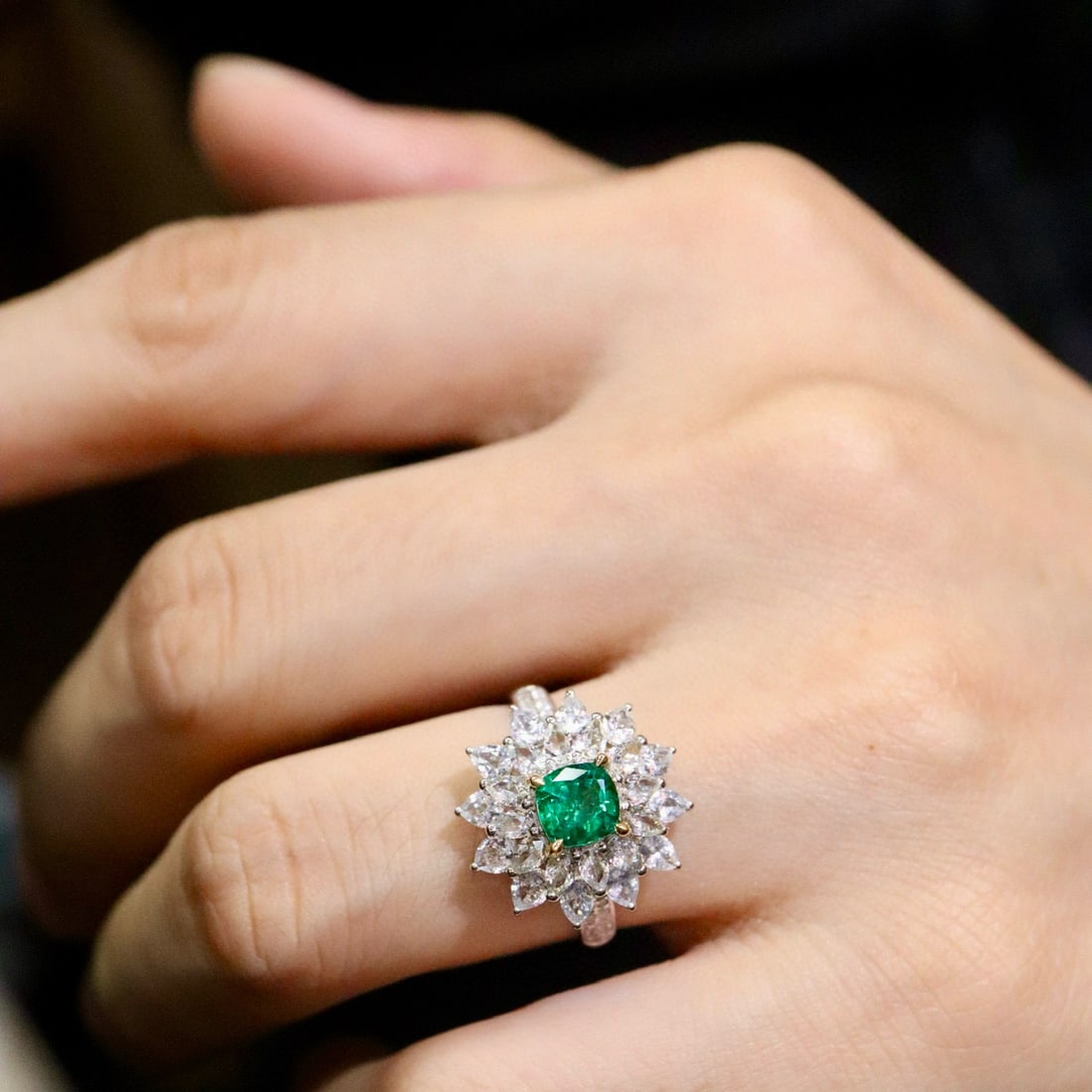 14k Gold 0.77 Ctw Vivid Green Natural Emerald & Diamond Ring - 6