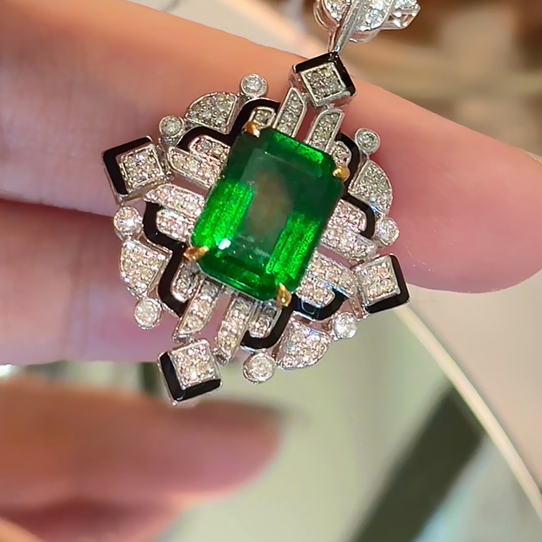 14k Gold 4.19 Ct Vivid Green Natural Emerald & Diamond Brooch/pendant( Without Chain ): Ref:230990445 // gold content:14k gold // main gemstone:emerald // shape:octagonal // carat weight:4. 19ct // color:vivid green // treatment:natural // // adjacent gemstone 2 : diamond // shape:round